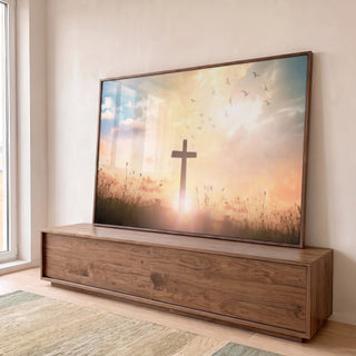 Quadro Decorativo Cruz no Campo - Aura de Paz ao Entardecer em ambiente decorado - quadros decorativos para sala