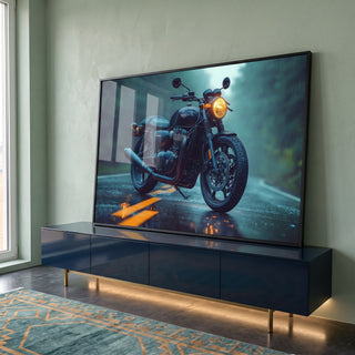 Quadro Decorativo Cinemático: Motocicleta Clássica Sob a Chuva em Estrada em ambiente decorado - quadros decorativos para sala