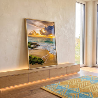 Quadro Decorativo Pôr do Sol: Praia Serena e Céu Vibrante em ambiente decorado - quadros decorativos para sala