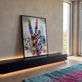 Quadro Decorativo Expressão Urbana: Skate e Graffiti Vibrante em ambiente decorado - quadros decorativos para sala