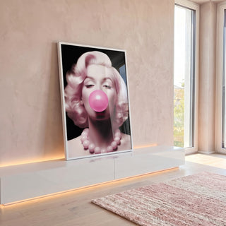 Quadro Decorativo Marilyn Monroe: Chiclete Rosa e Glamour em ambiente decorado - quadros decorativos para sala