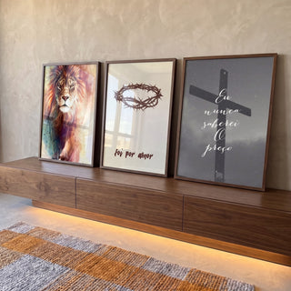 Quadro Decorativo Leão, Cruz, Coroa: Símbolos de Fé e Poder em ambiente decorado - quadros decorativos para sala