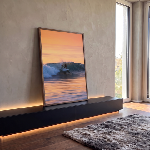 Surfista em silhueta na onda azul ao pôr do sol com céu e mar laranja, quadro decorativo