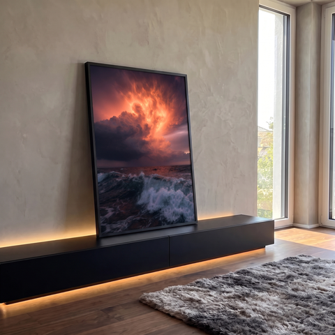 Nuvem de tempestade laranja iluminada pelo pôr do sol sobre mar agitado com ondas, quadro decorativo