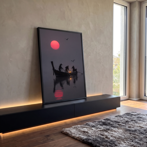 Silhuetas de pescadores em barco com lanterna, sol vermelho e gaivotas na névoa cinza, quadro decorativo