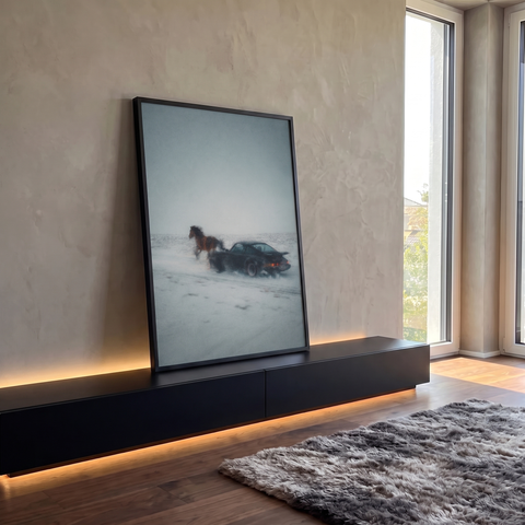 Porsche clássico preto e cavalo marrom galopando lado a lado em campo nevado, quadro decorativo