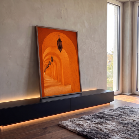 Corredor de arcos laranja com lanternas marroquinas penduradas em perspectiva, quadro decorativo