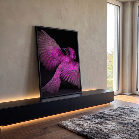 Pássaro de plumagem magenta com asas abertas e cabeça de perfil em fundo preto, quadro decorativo
