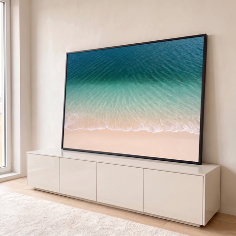 Mar turquesa cristalino com espuma branca chegando à areia clara visto de cima, quadro decorativo