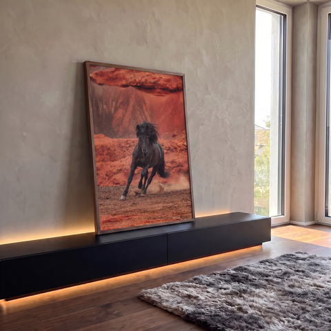 Cavalo preto galopando com crina ao vento e poeira diante de cânion de rochas vermelhas, quadro decorativo
