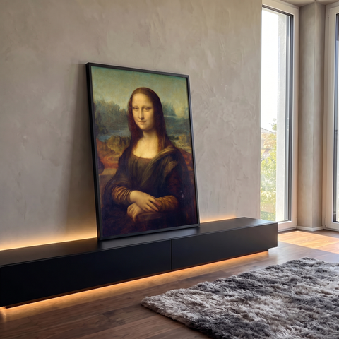 Quadro Decorativo Grande Mona Lisa com Mão para Sala Marrom | quadros decorativos para sala | retrato clássico de mulher com sorriso enigmático e paisagem ao fundo | Porao dos Quadros