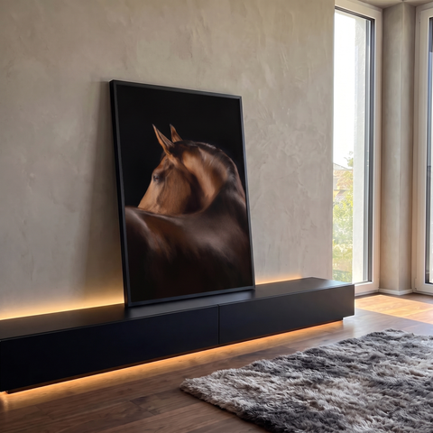 Cavalo baio virando a cabeça sobre o dorso em pintura realista com fundo preto, quadro decorativo
