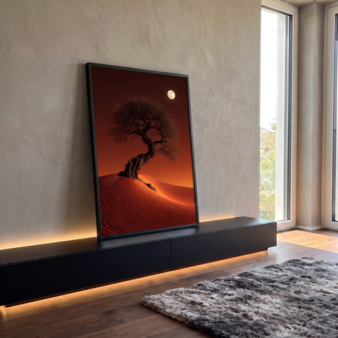 Árvore retorcida sobre duna de areia vermelha com lua cheia no céu escuro, quadro decorativo