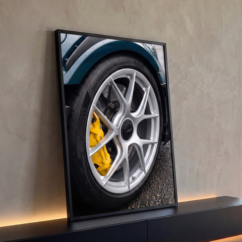 Close de roda Porsche RS prateada com pinça de freio amarela e pneu Pirelli, quadro decorativo