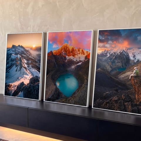 Quadro Decorativo Grande Montanhas Nevadas para Sala Azul | quadros decorativos para sala | tríptico de montanhas nevadas com lago turquesa e céu colorido ao amanhecer | Porao dos Quadros