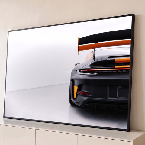 Traseira de Porsche 911 GT3 preto fosco com aerofólio laranja em estúdio branco, quadro decorativo