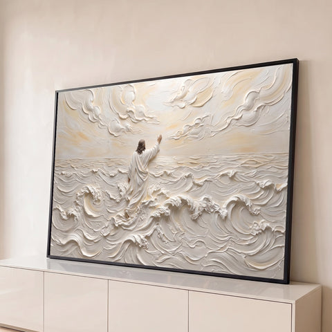 Jesus de manto branco caminhando sobre ondas em relevo branco e bege sob nuvens, quadro decorativo