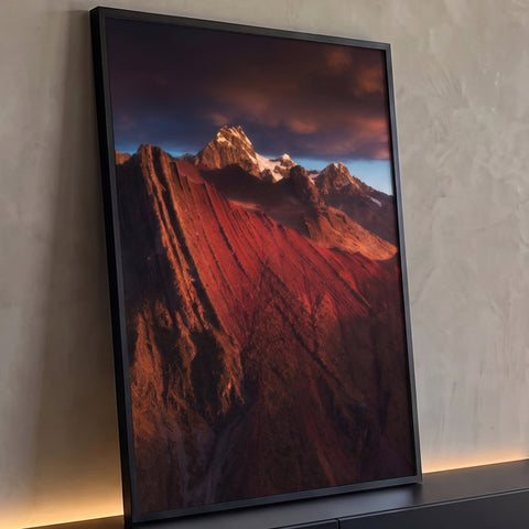 Cordilheira dos Andes com encosta vermelha estriada, picos nevados e nuvens ao entardecer, quadro decorativo