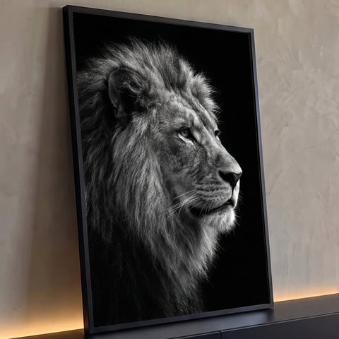 Leão de perfil em fotografia preto e branco, juba volumosa sobre fundo escuro, quadro decorativo
