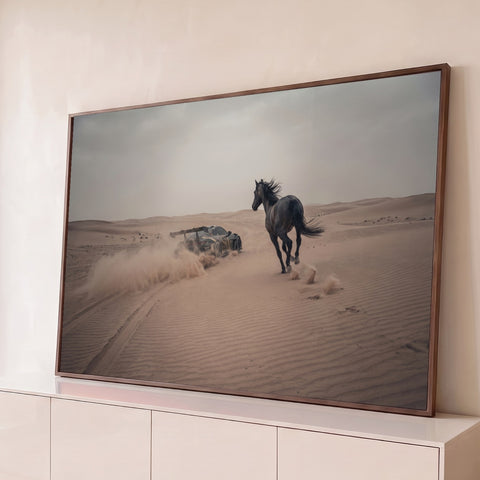 Cavalo negro galopando ao lado de carro esportivo levantando areia nas dunas do deserto, quadro decorativo