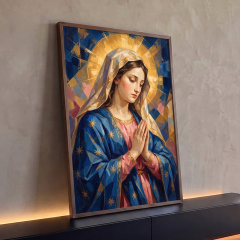 Nossa Senhora em prece com manto azul estrelado e auréola dourada em pinceladas geométricas, quadro decorativo