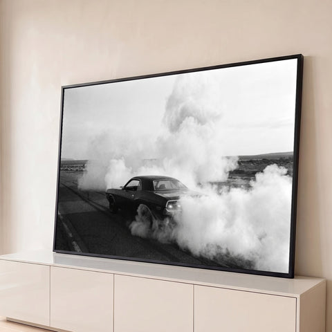 Muscle car escuro em burnout envolto em fumaça numa estrada do deserto, foto preto e branco, quadro decorativo