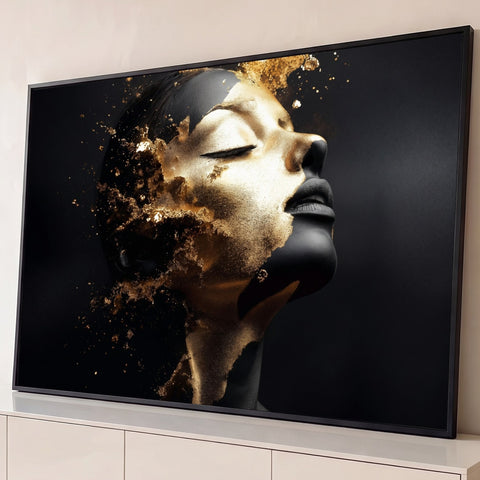 Rosto de mulher de perfil, olhos fechados, pele preta coberta por pó dourado se dispersando, quadro decorativo