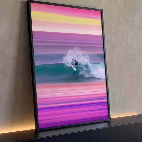 Surfista manobrando em onda turquesa entre faixas rosa, roxo e amarelo, quadro decorativo