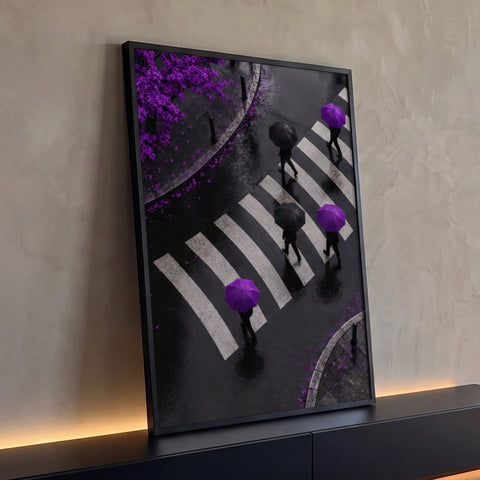 Vista aérea de faixa de pedestres molhada com guarda-chuvas roxos e pretos na chuva, quadro decorativo
