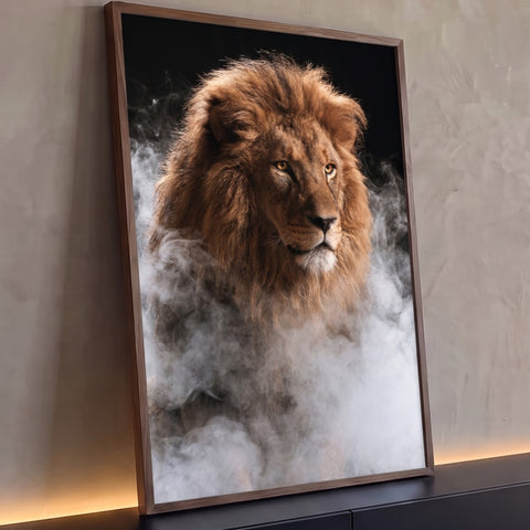 Leão de juba dourada e olhar âmbar envolto em fumaça branca sobre fundo preto, quadro decorativo