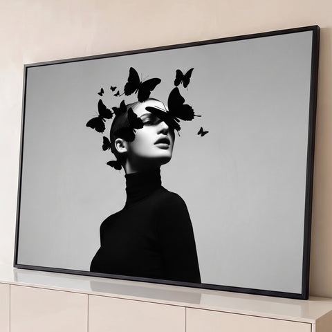 Mulher de gola alta preta com borboletas negras cobrindo os olhos em fundo cinza, quadro decorativo
