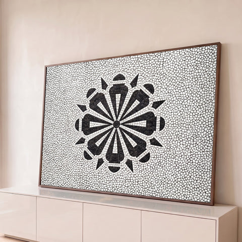 Roseta geométrica em mosaico de pedrinhas pretas sobre fundo de pedras brancas, quadro decorativo