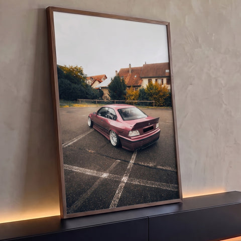 Quadro Decorativo Grande Carro Esportivo para Sala Vermelho | quadros decorativos para sala | carro esportivo vinho rebaixado estacionado em pátio molhado com casas ao fundo | Porao dos Quadros
