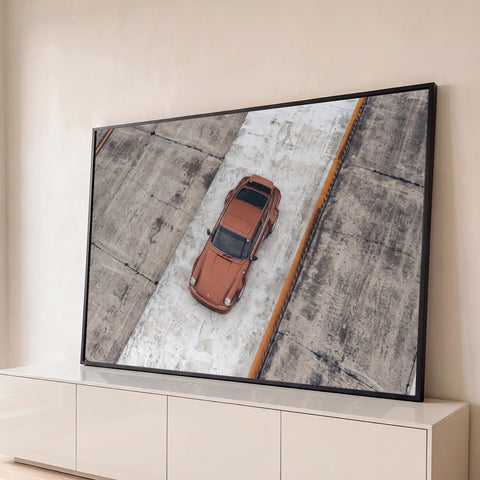 Porsche 911 clássico cor cobre fotografado de cima em pista de concreto cinza, quadro decorativo