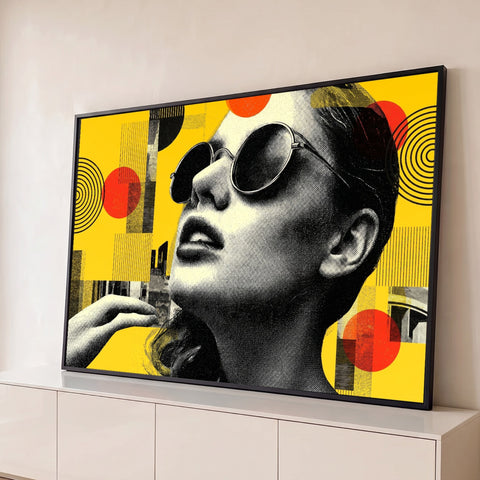 Mulher de óculos redondos em halftone preto e branco, colagem pop art com fundo amarelo, quadro decorativo
