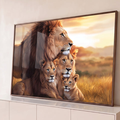 Leão, leoa e dois filhotes abraçados na savana dourada ao pôr do sol, quadro decorativo