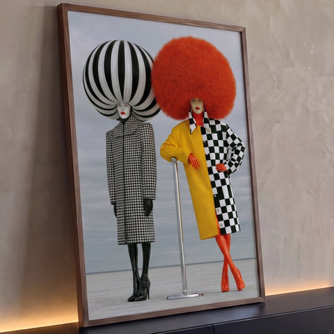 Duas mulheres fashion com perucas gigantes laranja e listrada e casacos xadrez, quadro decorativo
