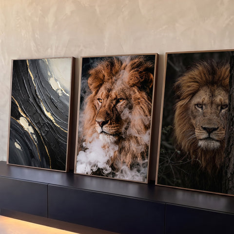 Quadro Decorativo Kit 3 Telas Leão com Fumaça para Sala | quadros decorativos para sala | trio de painéis com leão realista entre fumaça e textura abstrata preta e dourada | Porao dos Quadros