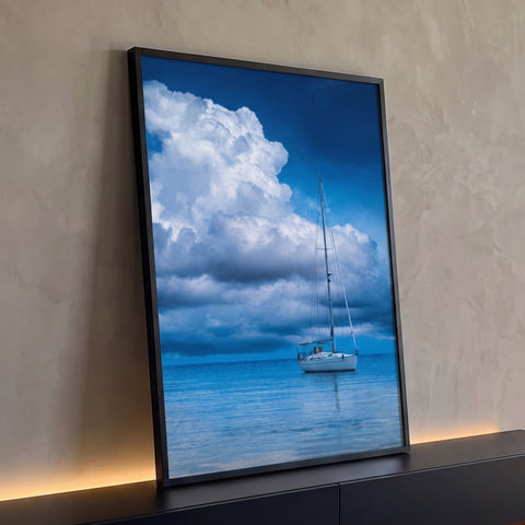 Quadro Decorativo Grande Veleiro Branco para Sala Azul | quadros decorativos para sala | veleiro branco ancorado em mar azul calmo com grande nuvem branca ao fundo | Porao dos Quadros