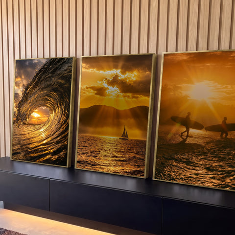 Quadro Decorativo Kit 3 Telas Mar com Onda para Sala Dourado | quadros decorativos para sala | tríptico com onda dourada, veleiro ao pôr do sol e surfistas na praia | Porao dos Quadros