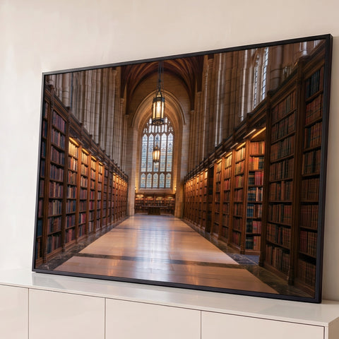 Biblioteca gótica com estantes de madeira, lanterna acesa e vitral em arco, quadro decorativo
