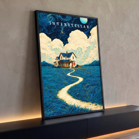 Pôster Interstellar com astronauta indo à casa de fazenda sob noite estrelada azul, quadro decorativo