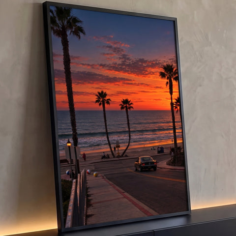 Quadro Decorativo Grande Carro Clássico na Orla para Sala | quadros decorativos para sala | pôr do sol laranja entre palmeiras com carro clássico em rua litorânea | Porao dos Quadros