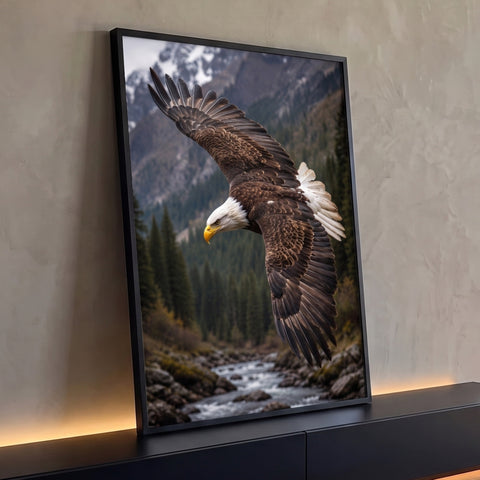 Águia-de-cabeça-branca de asas abertas voando sobre rio entre pinheiros e montanhas, quadro decorativo
