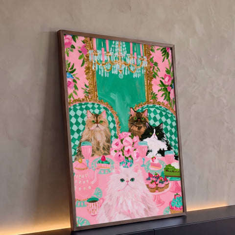 Quatro gatos peludos à mesa rosa com cupcakes, rosas, chá e lustre de cristal, quadro decorativo