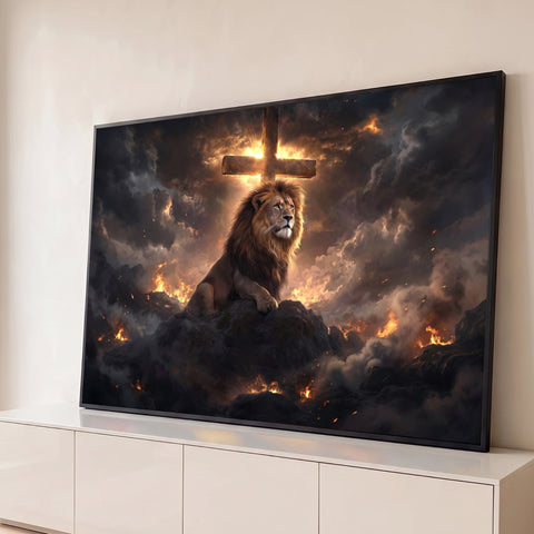 Leão de Judá sentado em rocha diante de cruz iluminada, entre chamas e nuvens escuras, quadro decorativo
