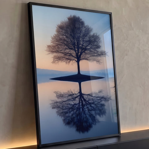 Árvore sem folhas em ilhota refletida no lago calmo ao amanhecer azul e pêssego, quadro decorativo