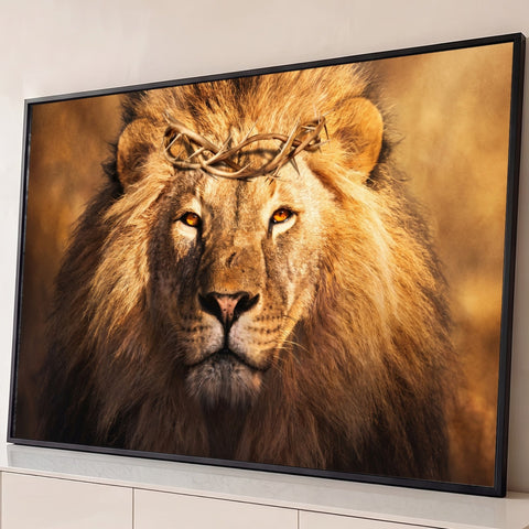 Leão de frente com coroa de espinhos e olhar intenso em tons dourados, quadro decorativo