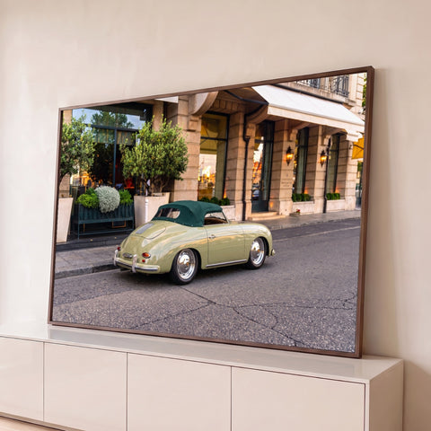 Porsche 356 Speedster verde antigo com capota de lona em rua elegante com oliveiras, quadro decorativo