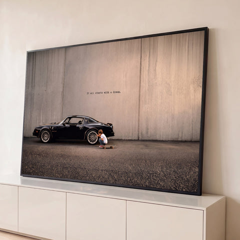 Pontiac Trans Am preto, menino com skate e frase sobre sonhos em muro de concreto, quadro decorativo
